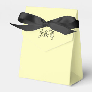 Simple Light Yellow Monogrammed Favor Boxes Geschenkschachtel