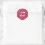 Simple Magenta Moderne Minimalistische Braut und B Runder Aufkleber<br><div class="desc">Projekt ein Gefühl der modernen Einfachheit mit diesem stilvollen einfachen Braut-und Bräutigam-Aufkleber-Design in der beliebten Farbe Wahl - viva magenta mit leichtem ecru Text. Die Namen der Braut und des Bräutigams sind fett gedruckt, mit einem großen stylischen Ampere und einem Beispiel ihrer Namen. Diese Aufkleber sind in einer Größe von...</div>