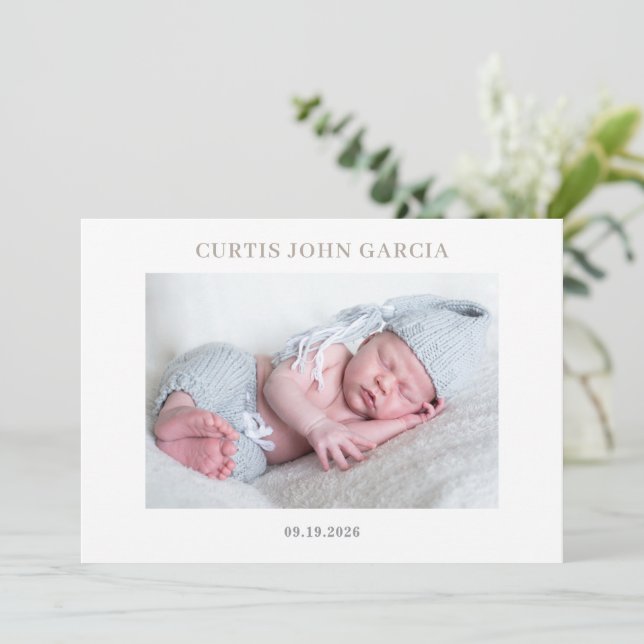 Simple Minimal Taupe Photo Baby Announcement Card Einladung (Stehend Vorderseite)
