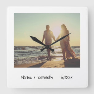 Simple Modern Black and White Newlywed Photo Quadratische Wanduhr