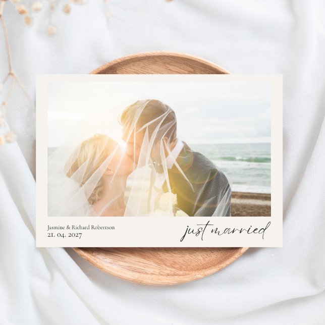 Simple Modern Heart Just Married Wedding Photo Dankeskarte (Von Creator hochgeladen)