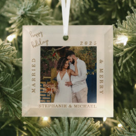 Simple Modern Married & Merry Gold Script Photo Ornament Aus Glas