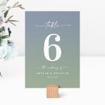 Simple Ombre Dusty Blue & Leaf Green Wedding Tischnummer<br><div class="desc">Einfache Ombre Dusty Blue & Leaf Green Hochzeitsempfang Dinner Tischnummern. Diese moderne schicke Tafelkarte ist klassisch und elegant mit einem subtilen Farbverlauf und einem hübschen Schriftart mit Schwänzen für die Schriftzeichen-Kalligraphie. Im neuen Farbraum gezeigt. Erhältlich in mehreren Farboptionen, oder fühlen Sie sich frei, die Farben aus dem Editor zu bearbeiten...</div>