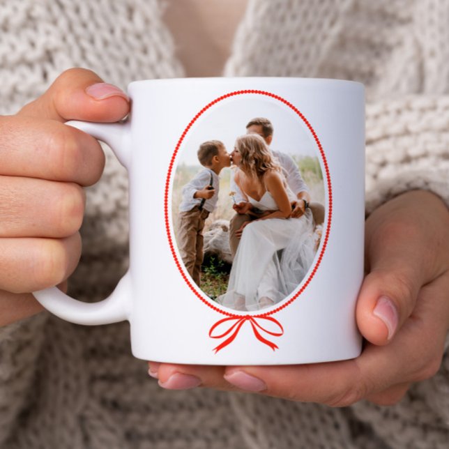 Simple Red Bow Oval Photo Christmas Kaffeetasse (Classic red bow oval photo Christmas holiday mug.)