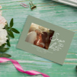 Simple Sage Green Calligraphy Boho Foto Wedding Save The Date<br><div class="desc">Eine sehr elegante und schicke Weise grün und weiß Drehbuch Foto Hochzeit speichern das Datum. Die minimale grüne Hintergrundfarbe und weiße Pinseltypografie Save the Date. Mit individualisierbarer Verlobung oder nur lässigen Bräutigam und Braut Foto. Genießen Sie dieses stilvolle Hochzeitsfest, speichern Sie das Datum und machen Sie Ihre Einladungen wirklich verlobt....</div>