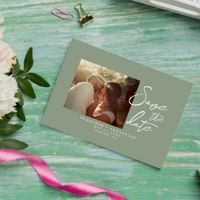 Simple Sage Green Calligraphy Boho Foto Wedding Save The Date (Von Creator hochgeladen)