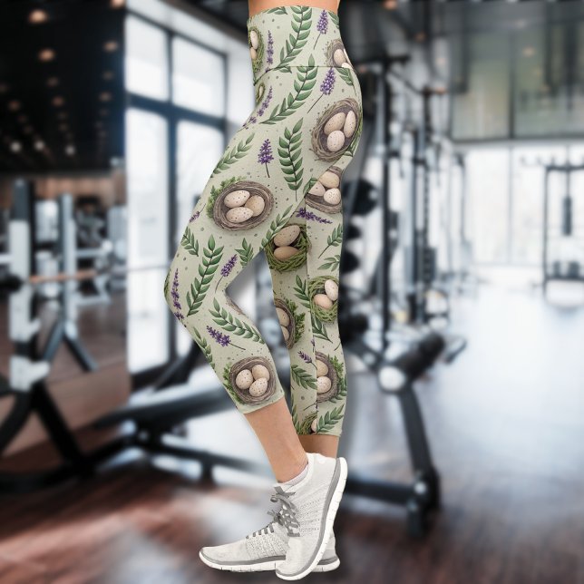Simple Sage Green Easter Eggs Lavender Nest Capri Leggings (Von Creator hochgeladen)