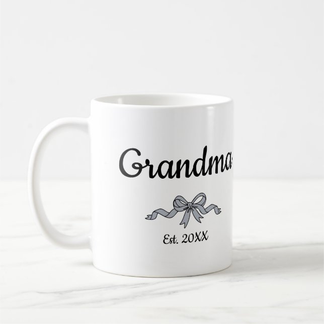 Simple Script Bow Grandma Est. Year Kaffeetasse (Links)