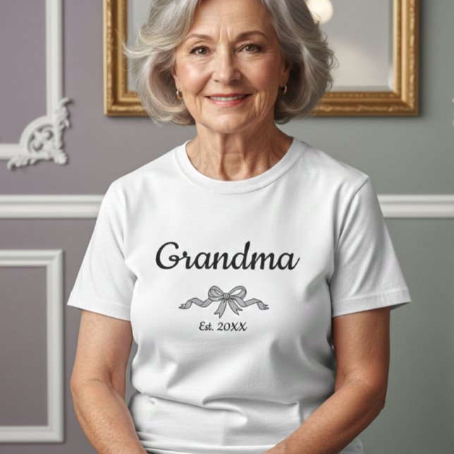 Simple Script Bow Grandma Est. Year White Text T-Shirt (Von Creator hochgeladen)