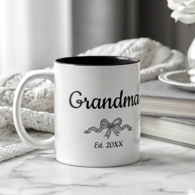 Simple Script Bow Grandma Est. Year Zweifarbige Tasse (Von Creator hochgeladen)