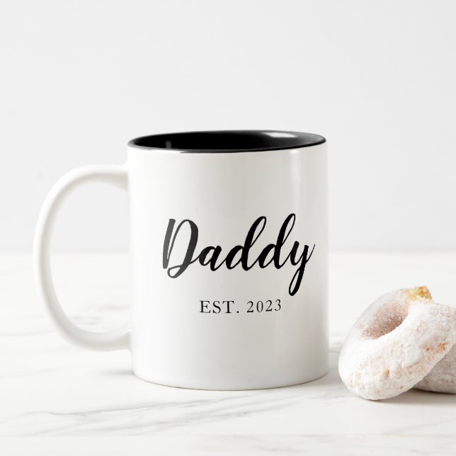 Simple Script Daddy Schwarz-weiß EST Vathers Day Zweifarbige Tasse (Mit Donut)
