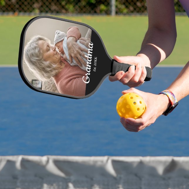 Simple Script Grandma Est.Photo Year Black Pickleball Schläger (InSitu)