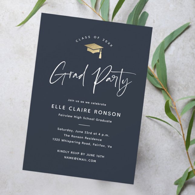 Simple Script Navy Blue Graduation Party Einladung (Modern script navy blue and gold graduation party invitation.)