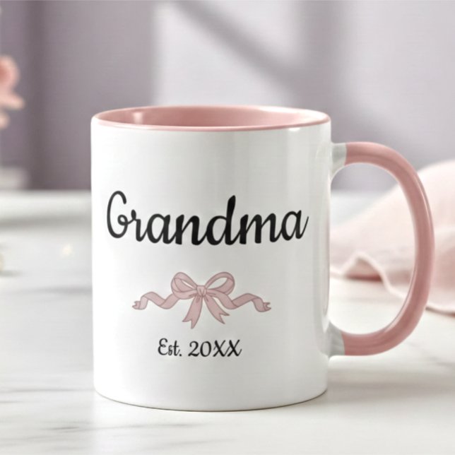 Simple Script Pink Girl Bow Grandma Est. Year Tasse (Von Creator hochgeladen)