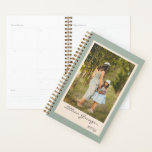 Simple Stylish Sage Green Personalisiert Foto 2025 Planer<br><div class="desc">Bleibe in Stil mit diesem einfachen und eleganten undatierten Planer in einer ruhigen Wüste Salbei grün organisiert. Dieser vielseitige Planer ist ideal für die Planung von Tagen, Wochen und Monaten und bietet Platz für Ihr Lieblings-Foto und kann mit Ihrem Namen für eine einzigartige Touch personalisiert werden. Das unbeaufsichtigte Format ermöglicht...</div>