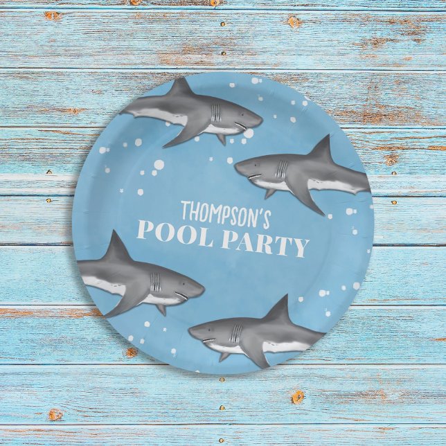 Simple Whimsical Pool Party Haie Blauer Ozean Pappteller (Von Creator hochgeladen)