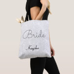 Simple White Gray Wedding Bride<br><div class="desc">Einfach weißgraue schwarze Hochzeitsbride Custom Design Name Tote Tasche. Floral minimalistische Muster anpassen Typografie. Elegant,  elegant,  modern,  trendig,  stilvoll,  schön und elegant,  metallisch. Bildrecht Marg Seregelyi Fotografie.</div>