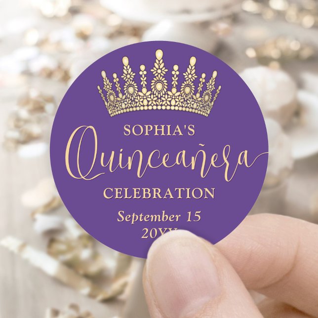 Simply Elegant Quinceañera Crown Purple and Gold Runder Aufkleber (Von Creator hochgeladen)