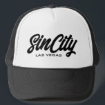 Sin City Las Vegas Drehbücherei Trucker Hut Truckerkappe<br><div class="desc">Sin City Las Vegas Drehbuch Typografie Trucker Hut. Maßgeschneiderte schwarz-weiße Baseballkappe für lässige Kleidung,  Sport,  Reise,  Hochzeit,  Frühjahrspause,  Golf und vieles mehr. Stilvolles Handschriftendesign für Damen und Herren. Erhältlich auch in anderen coolen Farben.</div>