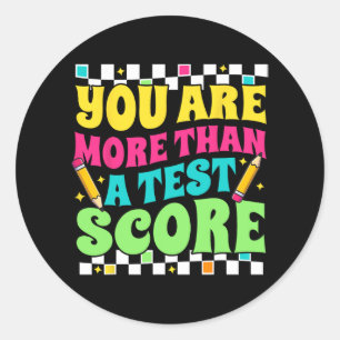 sind mehr als ein Test Score Test Day Lehrer Test Runder Aufkleber