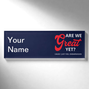 Sind wir jetzt großartig? Weil ich mich einfach nu Namenschild
