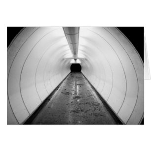 Singapur. Ein beleuchteter Fußgängertunnel in