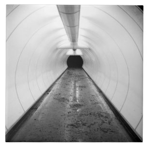 Singapur. Ein beleuchteter Fußgängertunnel in Fliese