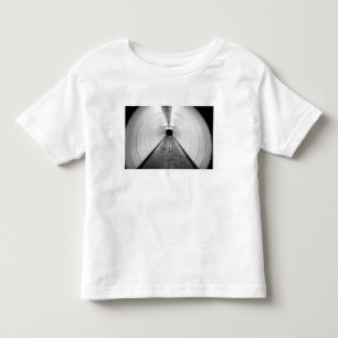 Singapur. Ein beleuchteter Fußgängertunnel in Kleinkind T-shirt