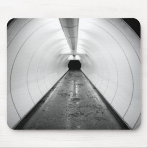Singapur. Ein beleuchteter Fußgängertunnel in Mousepad