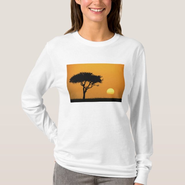 Single Acacia Baum silhouettiert bei Sonnenaufgang T-Shirt (Vorderseite)