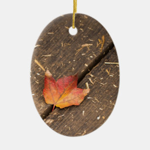 Single Ahornleaf im Fall Keramik Ornament