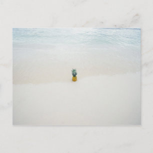 Single Ananas am Strand Postkarte