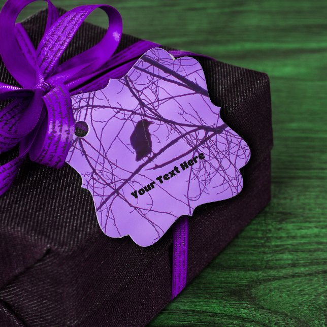 Single Black Crow in Barren Trees Hazy Lila Sky Geschenkanhänger (Black crow silhouette in barren tree branches purple sky on Gothic Birthday gift or favor tag.)