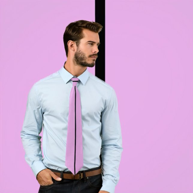 Single Black Strip auf Plum Krawatte (Man wears a necktie featuring a single thin vertical black stripe on plum.)