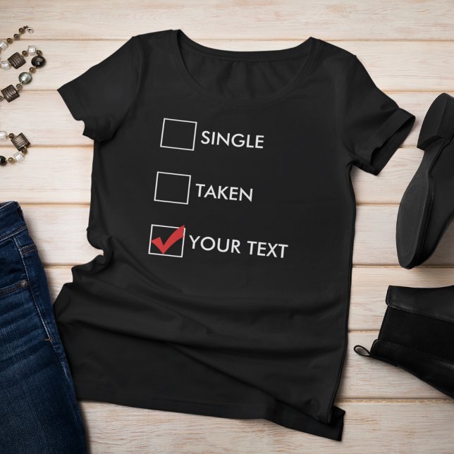 Single genommen (Ihr Text) T-Shirt (A woman in a black shirt with check boxes labeled "single," "taken," and "your text.")