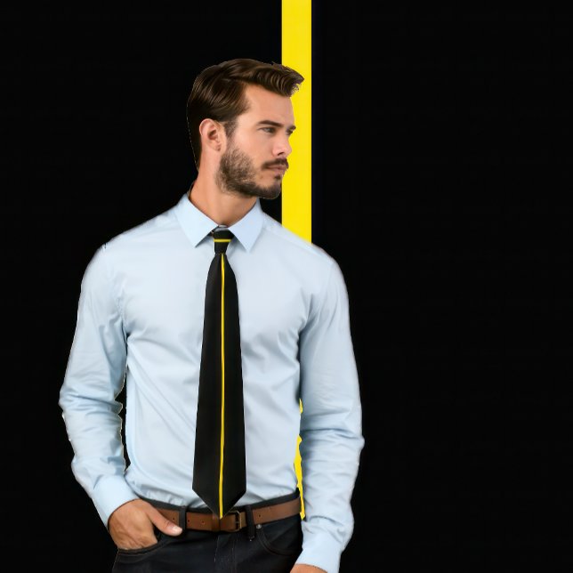 Single Gold Streifen auf schwarzer Krawatte (Man wears a necktie with a single thin golden yellow vertical stripe on black.)