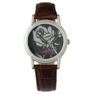 Single grau auf schwarzer Rose aus einem Holzschni Armbanduhr