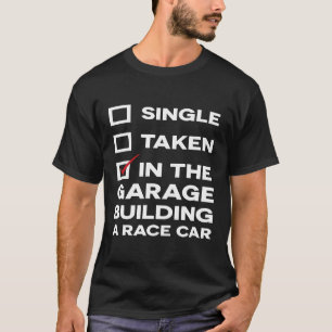 Single im Schuppen beim Bau eines Rennwagens Tee