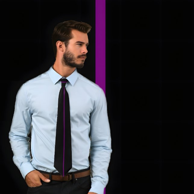 Single Lila Streifen auf schwarzer Krawatte (Guy wearing a Single Purple Vertical Stripe on Black Tie.)