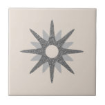 Single Mitte des Jahrhunderts Silver Sternexplosio Fliese<br><div class="desc">Modernes, inspiriertes Design aus der Mitte des Jahrhunderts mit einem Single Vintage Retro-silber-Sternexplosion auf hellknochenfarbenem Hintergrund. Einfaches, sauberes modernes Design. Erstellen Sie Ihre eigene, benutzerdefinierte Kachel, indem Sie ein neues Bild hochladen, oder verwenden Sie den "Nachricht"-Button, um den Designer um Hilfe zu bitten. So erstellen Sie Ihr eigenes Design: 1....</div>