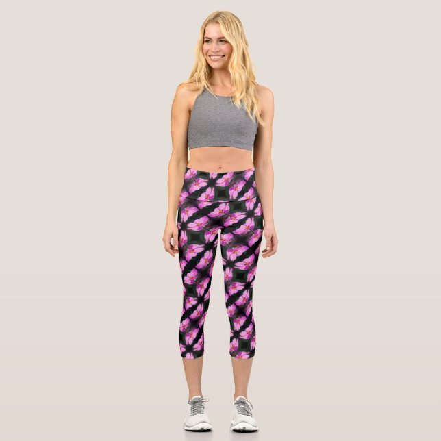 Single Pink Cosmos Blume Muster Capri Leggings (Vorderseite)