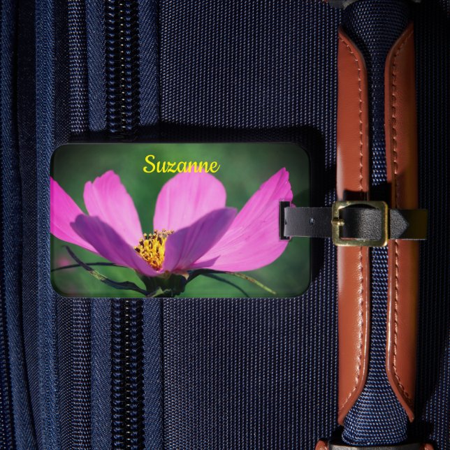 Single Pink Cosmos Flower In Bloom Personalized Gepäckanhänger (Vorderseite Insitu 4)