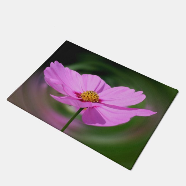 Single Pink Cosmos Wildblume Fußmatte (Schrägansicht)
