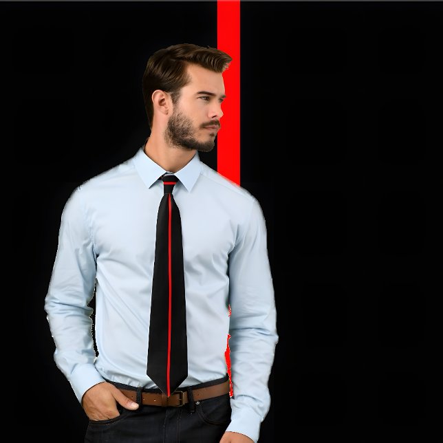 Single Roter Streifen auf schwarzer Krawatte (Man wears black tie with single vertical red stripe. He stands against wall with same design.)