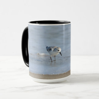 Single Sandpiper walking on beach Tasse