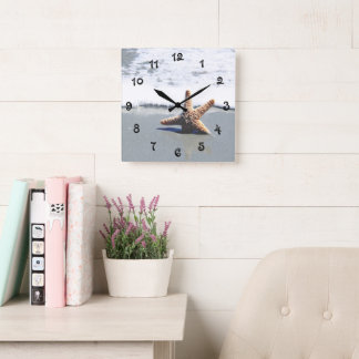 Single Starfish Washed Ashore Quadratische Wanduhr
