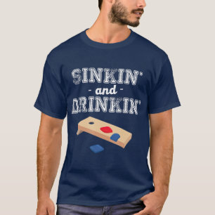 Sinkin und Drinkin Cornhole Playing lustiges Gesch T-Shirt