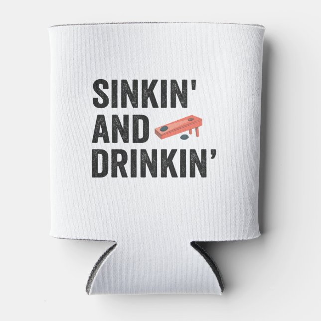 Sinkin und Drinkin Funny Cornhole Funny Gift Dosenkühler (Vorderseite)