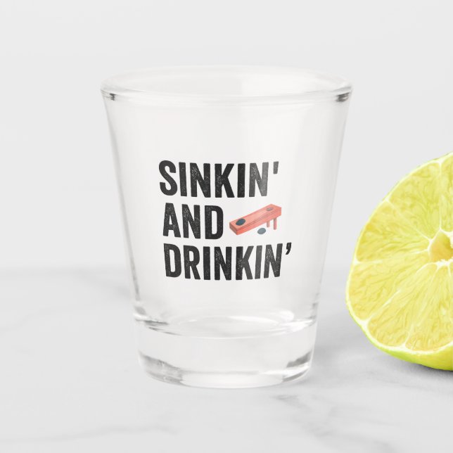 Sinkin und Drinkin Funny Cornhole Funny Gift Schnapsglas (Vorderseite)