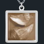 Sinnliche Muscheln Versilberte Kette<br><div class="desc">Renee W. Stramel fängt diese Muscheln in einem schönen Sepia-Ton ein. Dieses Vintage Kunstwerk ist eine perfekte Ergänzung für alle Seemannliebhaber. Holen Sie sich noch heute Ihren Kunstdruck auf Ihr Produkt.</div>
